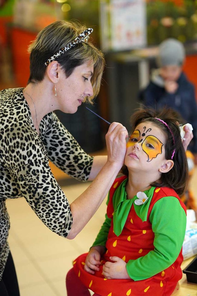 Fastnachtsschminken am 2. März 2019 im Äppelallee-Center Wiesbaden