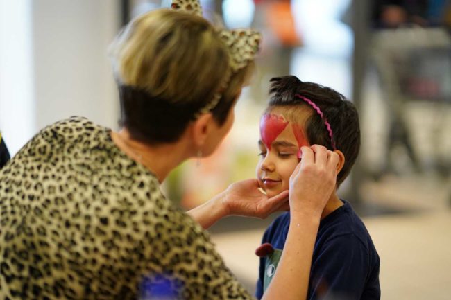 Fastnachtsschminken am 2. März 2019 im Äppelallee-Center Wiesbaden
