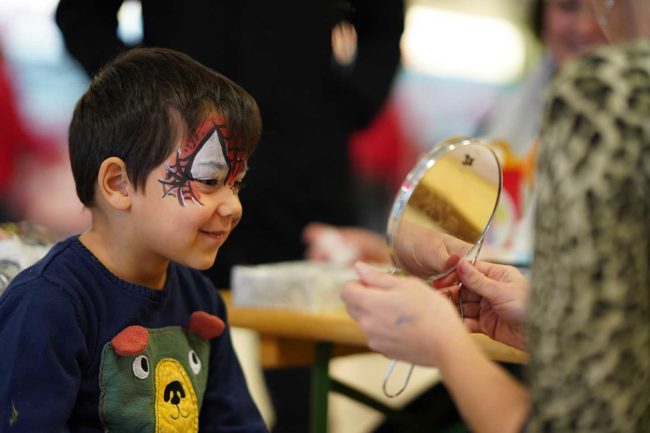 Fastnachtsschminken am 2. März 2019 im Äppelallee-Center Wiesbaden