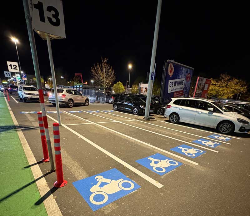 Der Zweirad-Parkbereich in reihe 13.